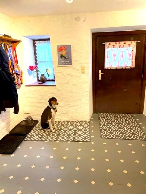 Eingangsbereich mit Holztüren und warmem Licht